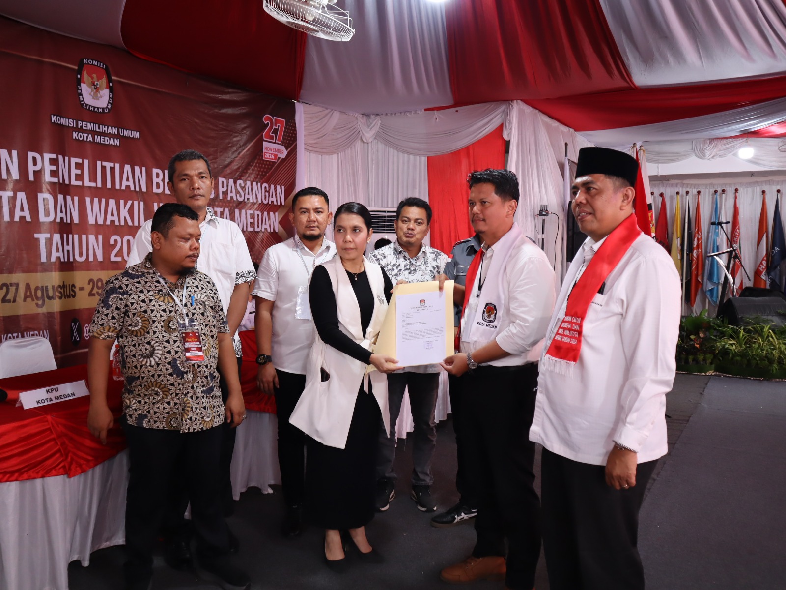 Ketua KPU Medan Mutia Atiqah menerima berkas pendaftaran pasangan calon Walikota-Wakil Walikota Medan Prof. Ridha Dharmajaya dan H. Abdul Rani, SH.